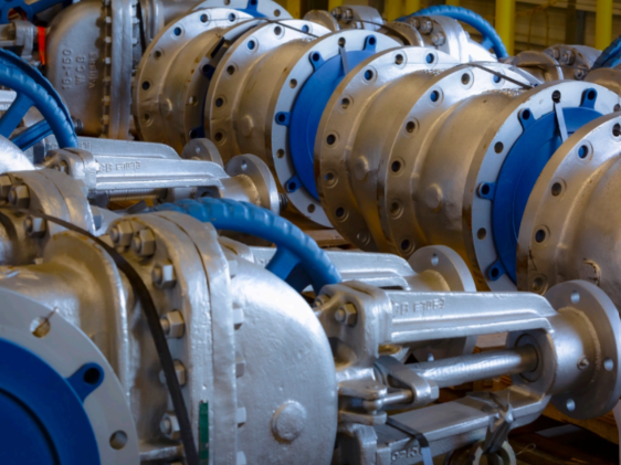 En rad av köldsvetsade ventiler med grå metalliska ytor och blå detaljer, placerade i en industrimiljö.