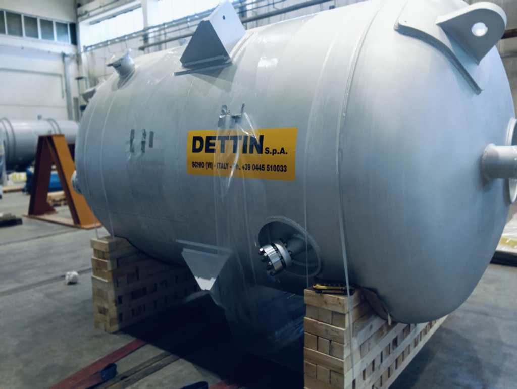 Tryckkärl i aluminium från Dettin S.p.A. placerat på en träpalett i en verkstad, med synliga anslutningspunkter och märkning.