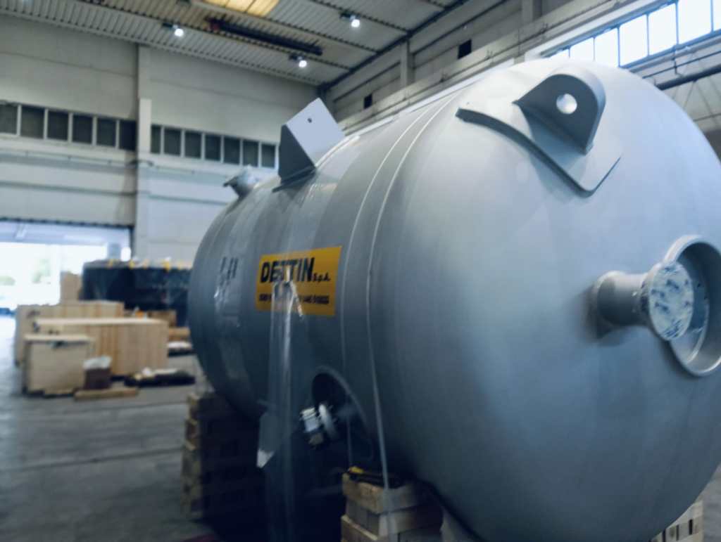 Aluminiumtryckkärl från Dettin S.p.A. i en fabrik, med tydlig märkning och olika anslutningar.